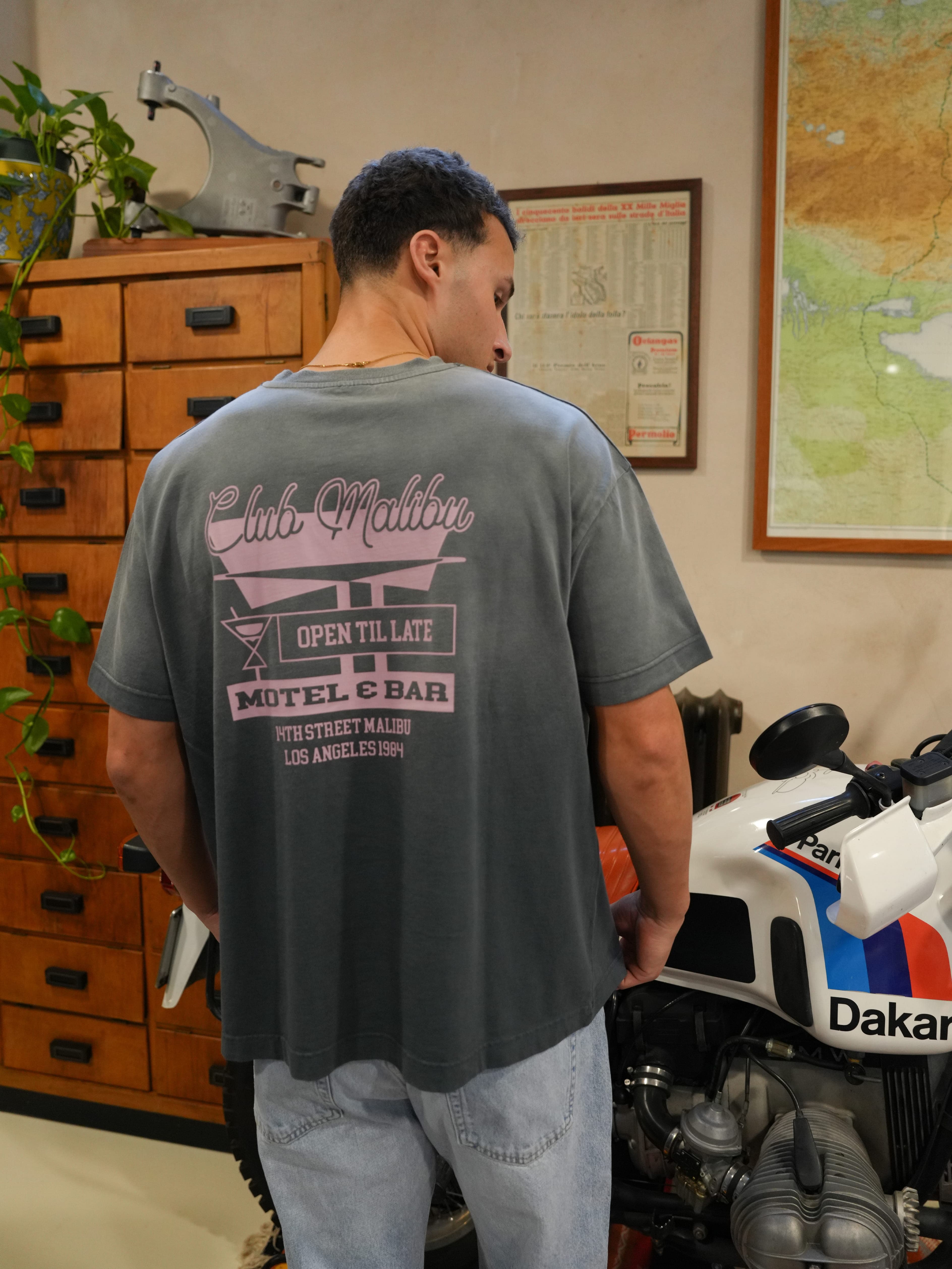 CLUB 1984. Club Malibu T-shirt - Washed Grey T-Shirt